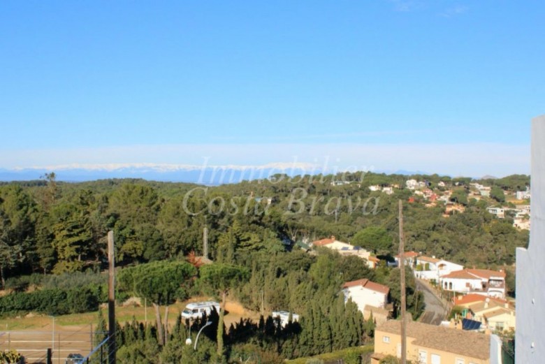 Terreny amb boniques vistes als Pirineus en venda a Begur
