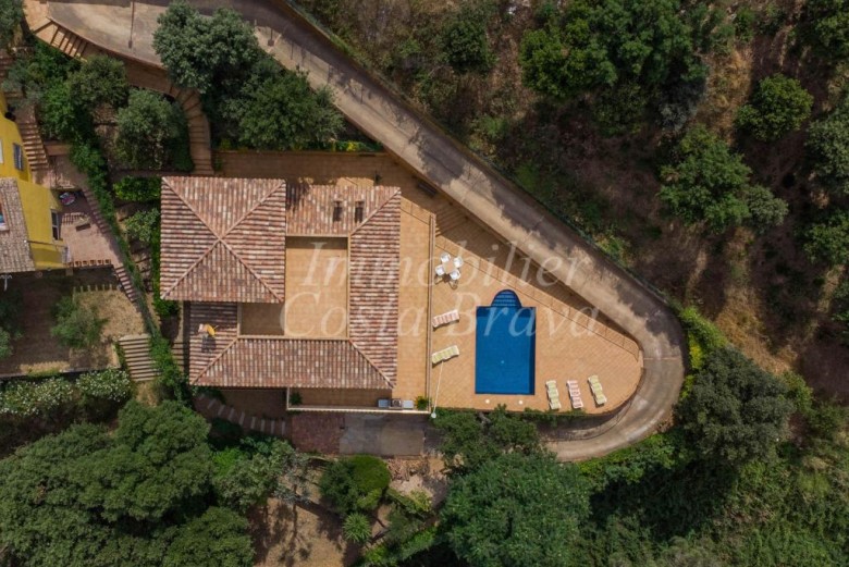 Gran casa unifamiliar en venta con piscina privada y diferentes terrazas en Residencial Begur 