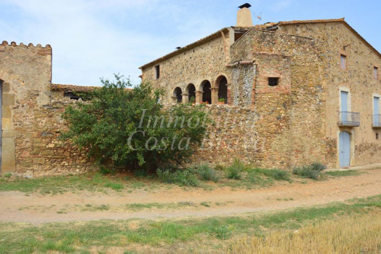 Plot of land of 4,98 Ha with a masía and a building project for sale in Baix Empordà