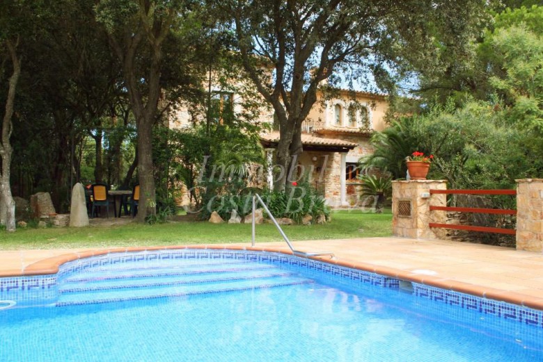 Impressive property divided int 3 houses and surrounded by 9.283 sqm for sale in Begur