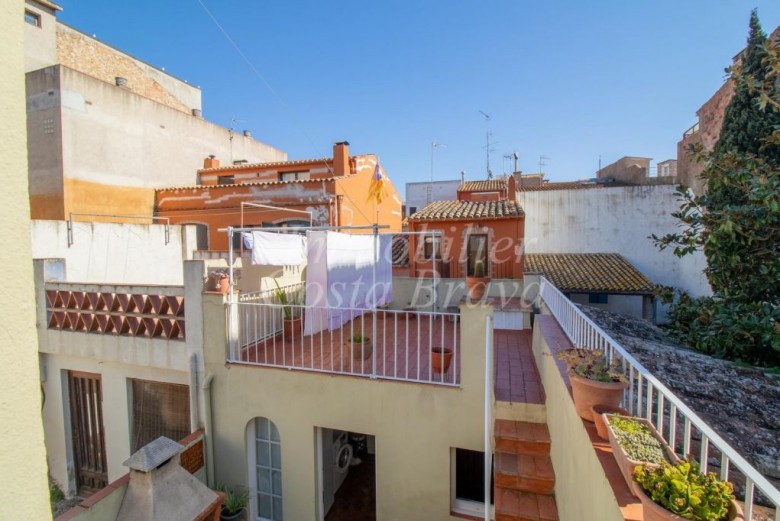 Charming rustic village house from the 19th century with patio and solarium for sale in the centre of Palafrugell