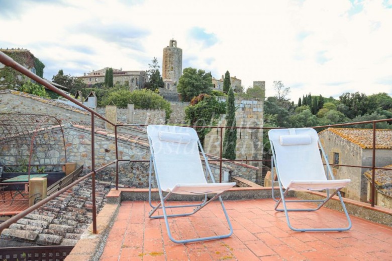 Stone village house with terraces for sale in the heart of the medieval village on Pals  
