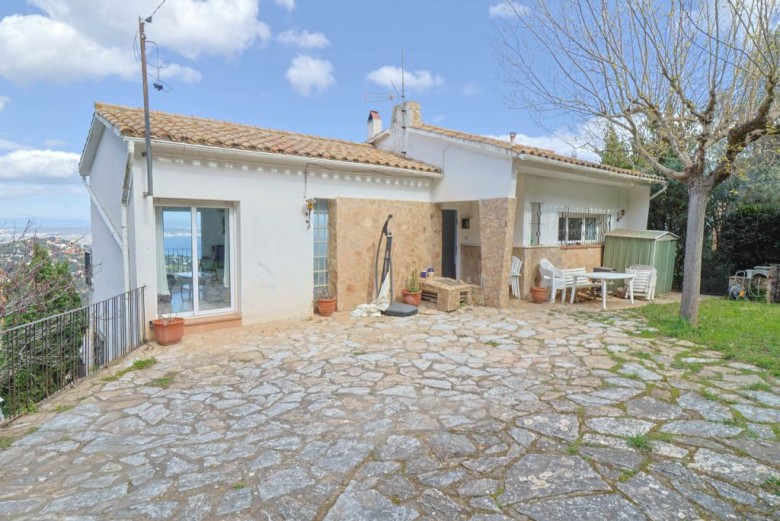 Detached house with bewutiful views to the sea for sale in the centre of Begur 