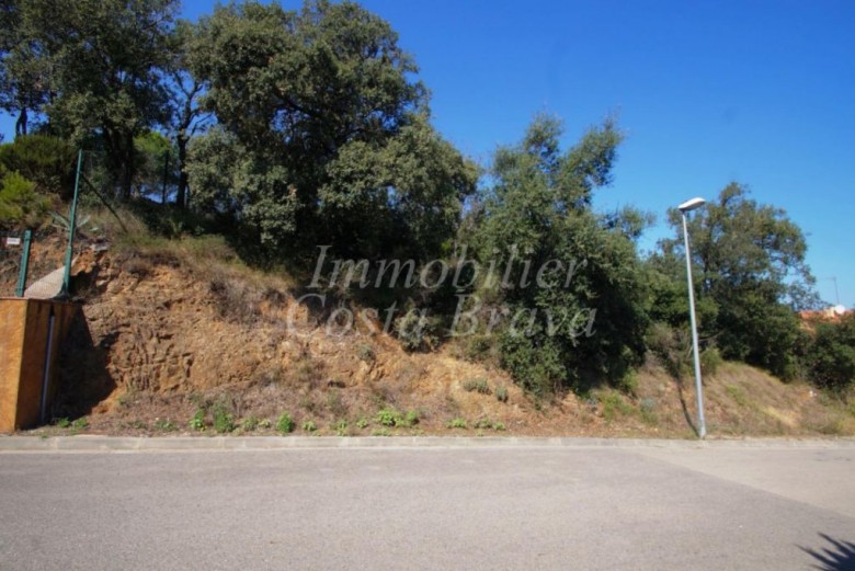 Large plot of land for sale in a quiet urbanización in Begur 