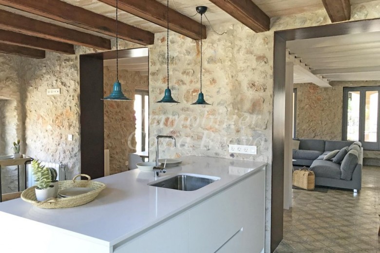 Hermosa casa de pueblo completamente renovada en venta en el Baix Empordà.