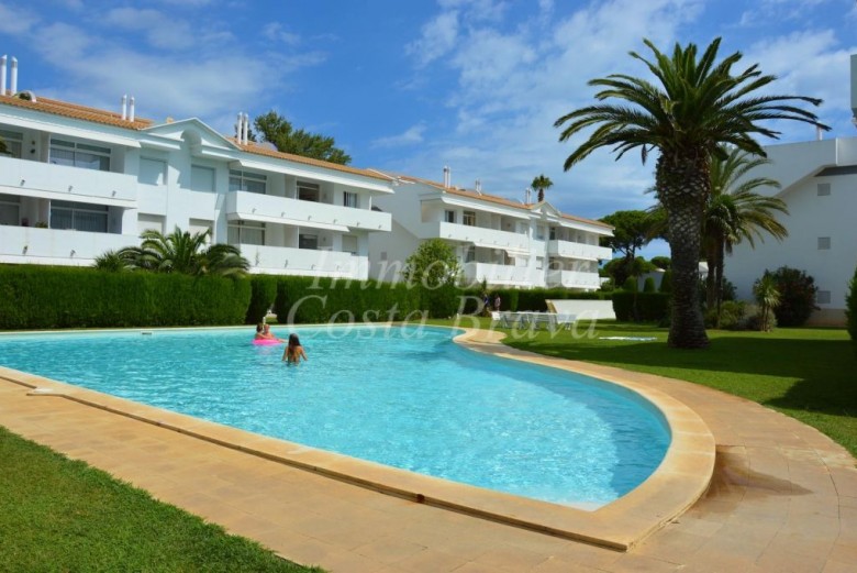 Bel appartement rénové de RDC avec jardin et piscine communautaire, à vendre à la plage de Pals
