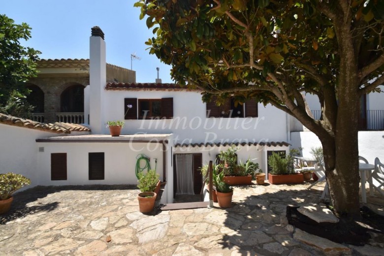 Charming village stone house with an agreeable  outdoor space for sale in the centre of Begur