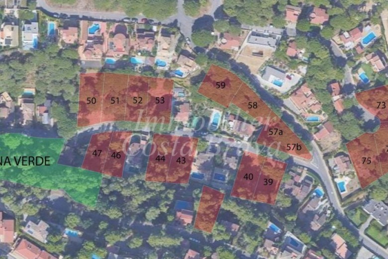 Plots of land for sale in Playa beach, located in a grown tree area