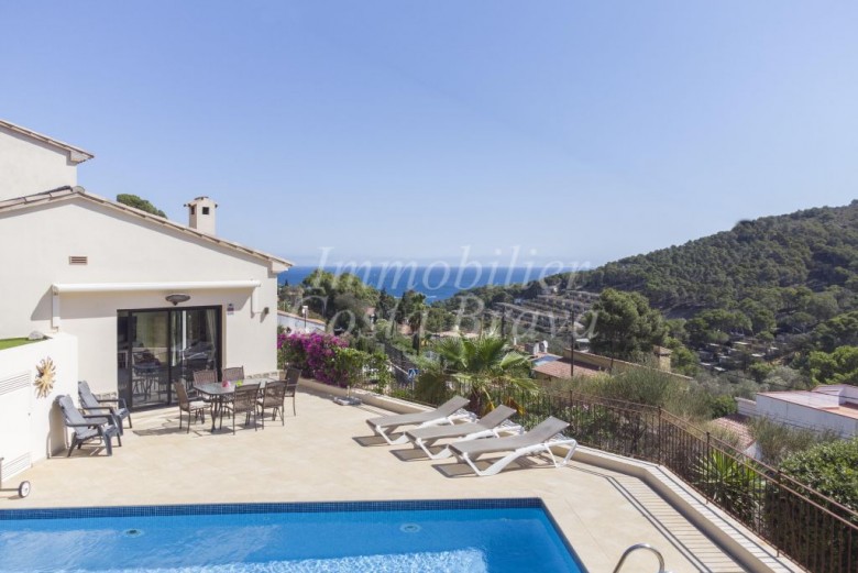 Casa de estilo mediterráneo con preciosas vistas al mar y piscina, en venta en Begur, Sa Riera
