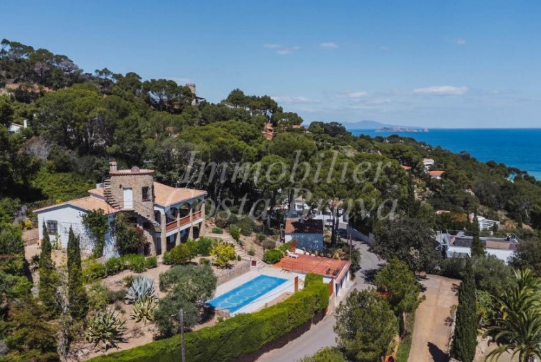 Villa de estilo Mediterráneo amb bonitas vistas al mar y a las colinas, en venta en Begur, Sa Riera