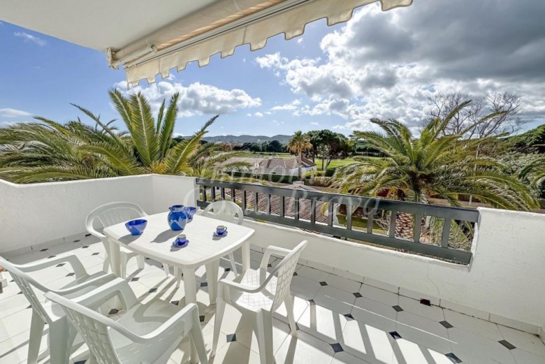  Preciós àtic dúplex d'última planta amb piscina comunitària, en venda a 2a línia de mar a la platja de Pals.
