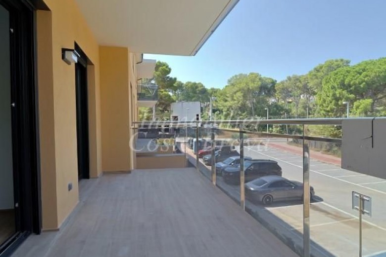 Pis de nova construcció a la primera planta amb piscina i jardins comunitaris, en venda a Platja de Pals (1-1)