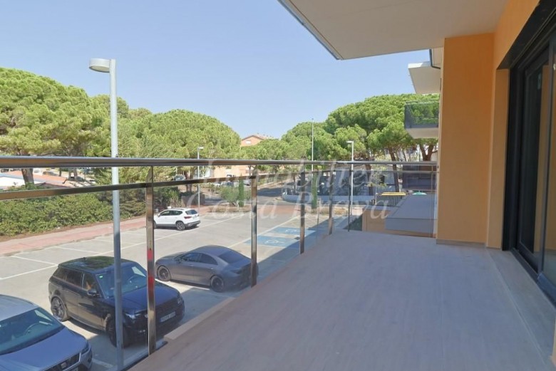 Appartement neuf au premier étage avec piscine et jardin communautaires, à vendre à Playa de Pals (1-6)