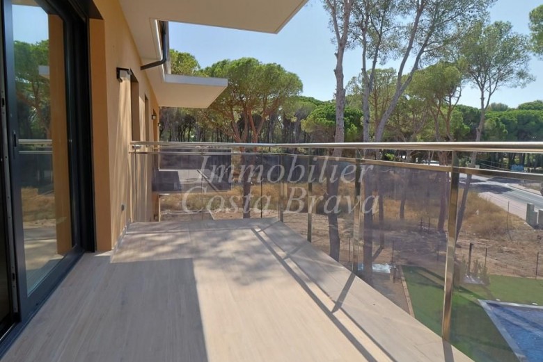 Second floor apartment newly constructed with communal pool and gardens, for sale in Playa de Pals (2-5)