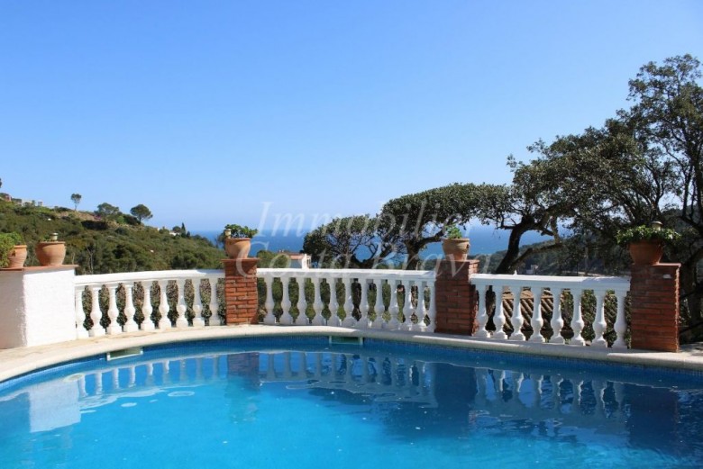 Chalet con muy buenas vistas al mar, jardín y piscina, en venta en Sa Riera, cerca de la playa 