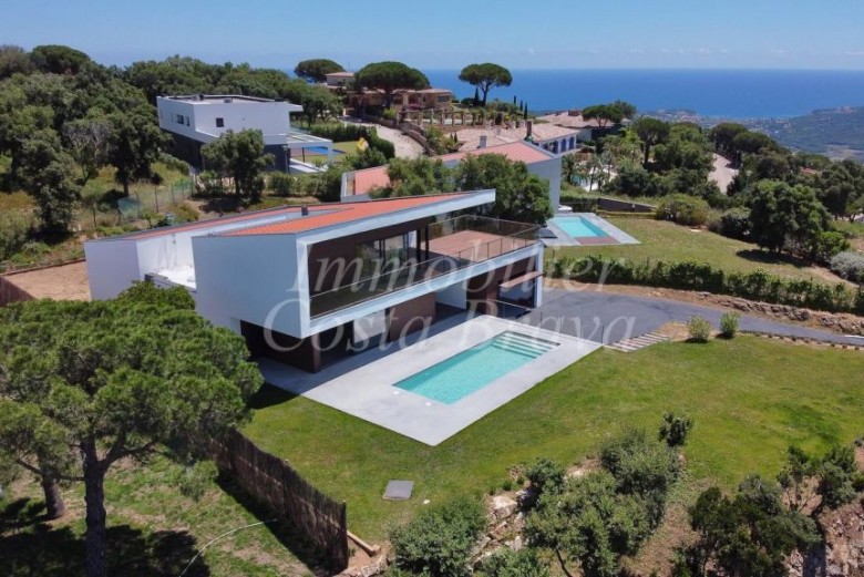 Villa de style moderne avec vues sur la mer, piscine et jardin, à vendre à Playa d'Aro