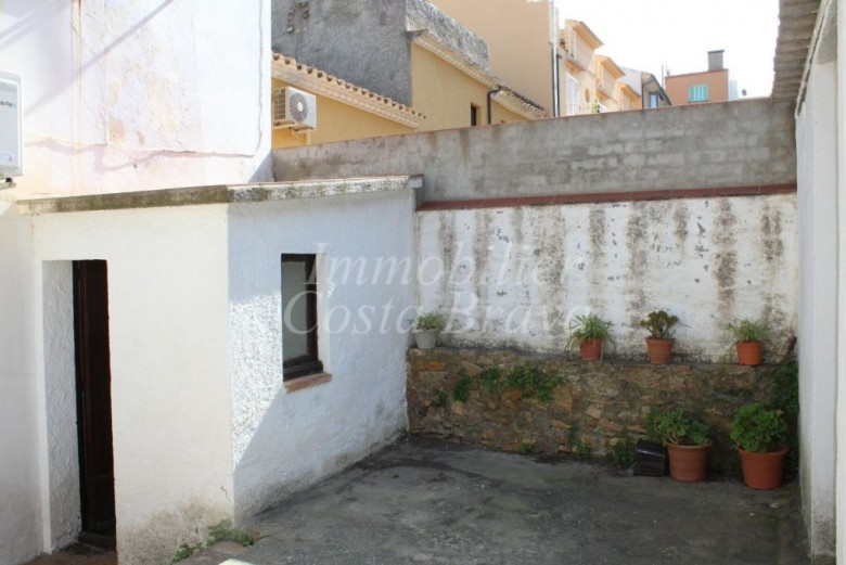 Bonita casa de poble a reformar, amb pati i posibilidad de plaça d’aparcament , en venda en el cenre de Begur