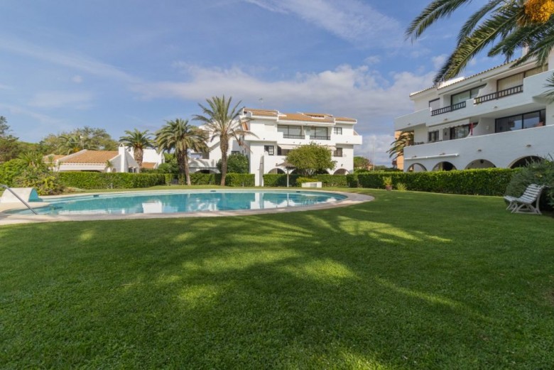 Apartamento de 1a línea de mar con piscina comunitaria, en venta en la Playa de Pals