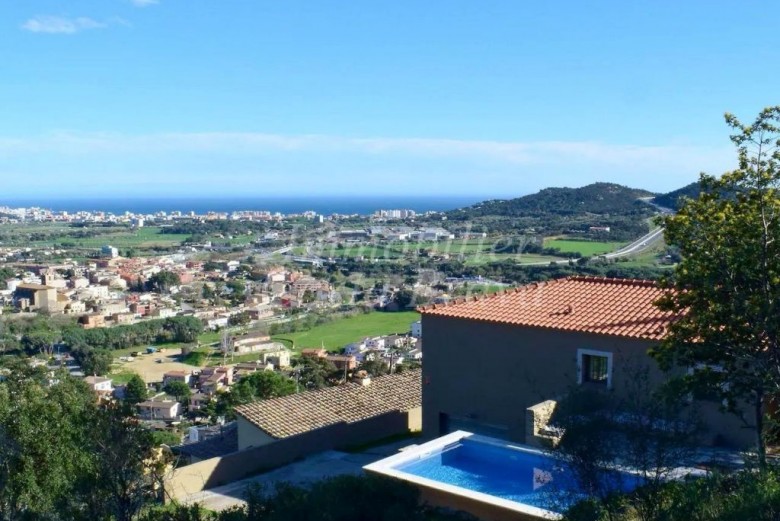 Casa en una sola planta amb fantástiques vistes i piscina privativa, en venda a Calonge  
