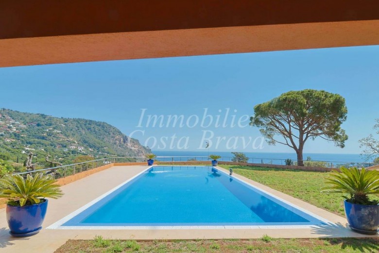 Villa exclusive avec vues sur la mer et jardin, située dans la très sélecte baie d'Aigua Blava, Begur