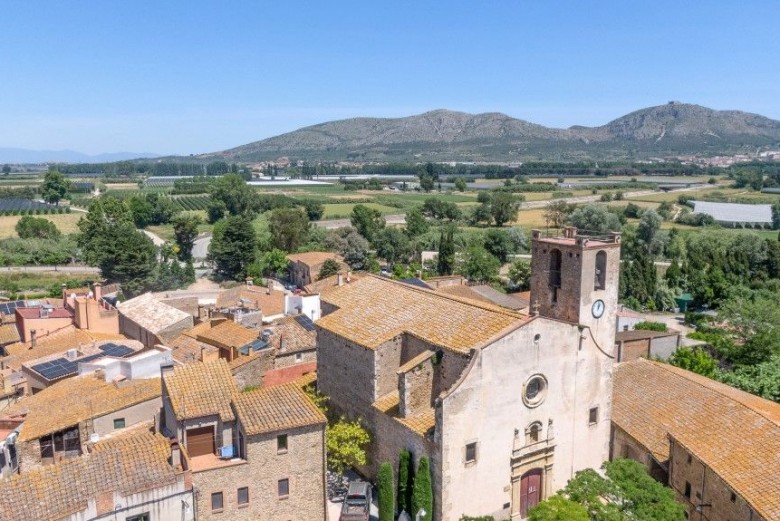 Encantadora casa de pueblo y de piedra, con pisicna y patio, en venta en el centro de Gualta