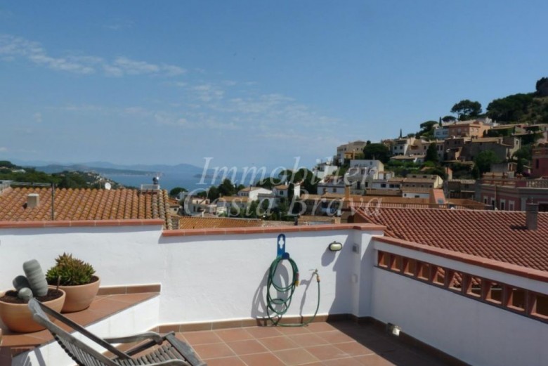 Jolie maison de pierre, avec vue sur la mer, terrasses et garage, à vendre dans le centre de Begur