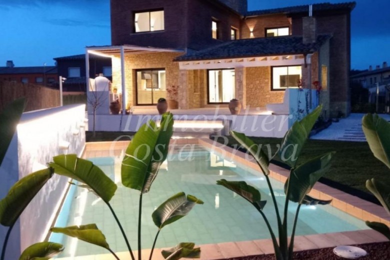 Fantástic xalet de nova construcció i de estñil Mediterrani, amb piscina i jardi, en venda a Vall-Llobrega