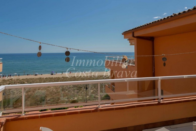 Appartement de dernier étage avec vues sur la mer et piscine communautaire, à vendre à la plage de Pals