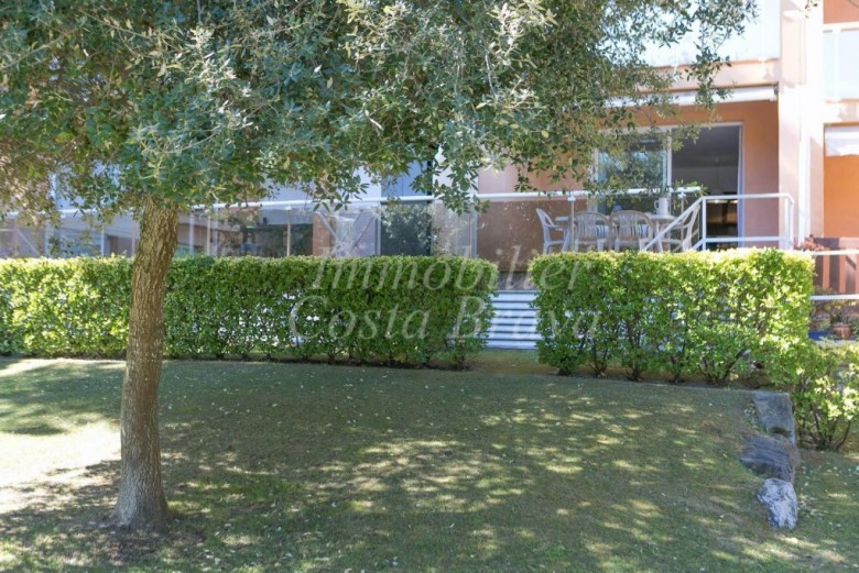 Bonito apartamento en planta baja con piscina comunitaria y licencia turística en venta en la playa de Pals