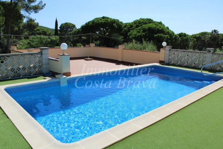 Family house with swimming pool and garden with beautiful views of the hills, for sale in Résidencial Begur