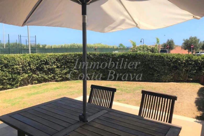 Bonic apartament en planta baixa situat a peu de platja, amb jardí privat i piscina comunitària, en venda a la platja de Pals