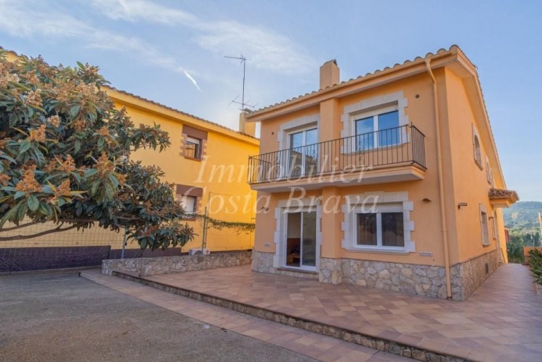 Grande maison individuelle avec de belles vues, à vendre à Mont-ras