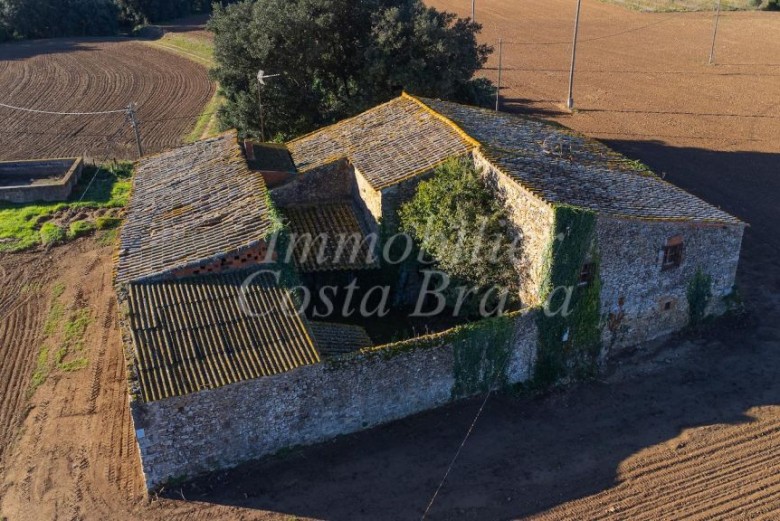 Masía surrounded by a large plot of land, with lots of potential, for sale in the Baix Empordà