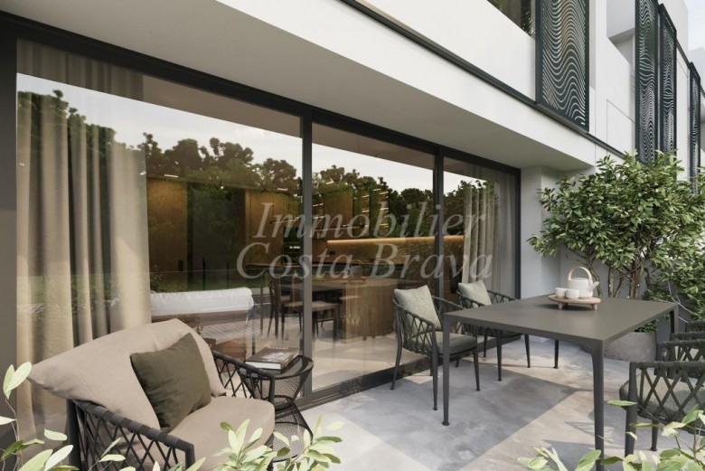 Elegant casa adossada d’obra nova, amb qualificació energètica A, pati i piscina comunitària, en venda a S’Agaró