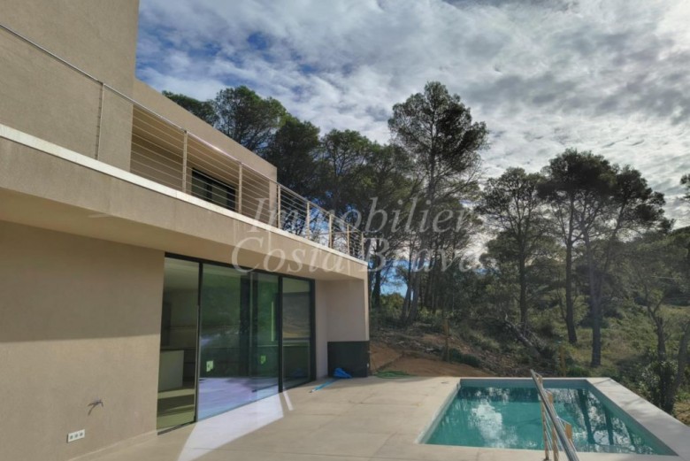 Grande villa de nouvelle construction avec piscine et jardin, à vendre à Begur