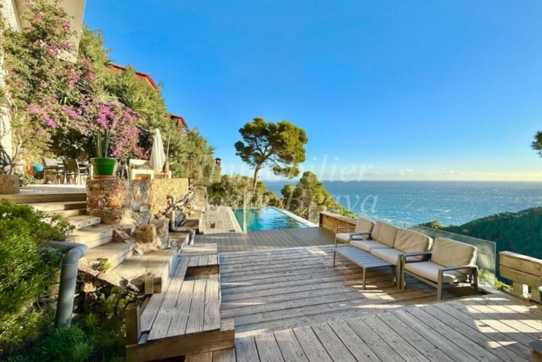 Charming detached house with poll and  fantastic views to the sea for sale in Begur, La Borna