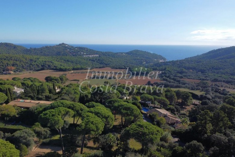 Beau terrain ensoleillé avec vues mer et peu de pente, situé dans un quartier résidentiel de Begur