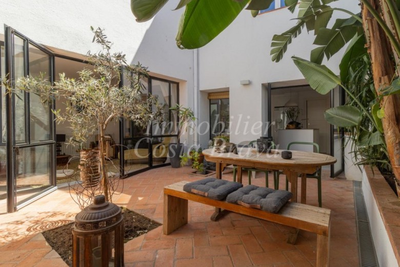 Casa de pueblo con mucho encanto, con patio, jacuzzi y garaje, situada en el centro de Palafrugell