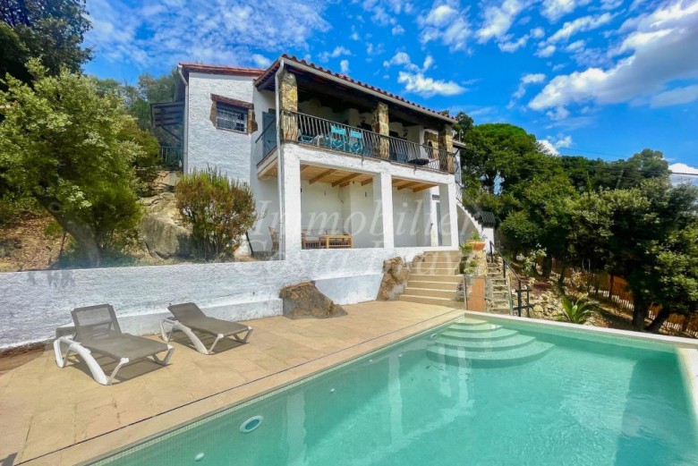 Agradable casa de estilo mediterráneo con vistas al mar y piscina, en venta en Calong