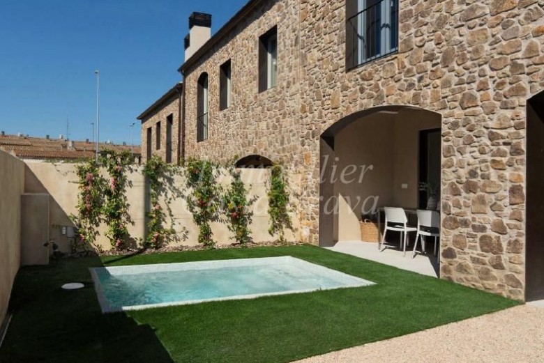 Jolie maison jumelée de nouvelle construction avec piscine et jardin clos, à vendre dans le village de Pals