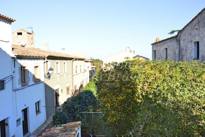 Beautiful renovated first-floor apartment with a private parking space, ideally located in the heart of Begur