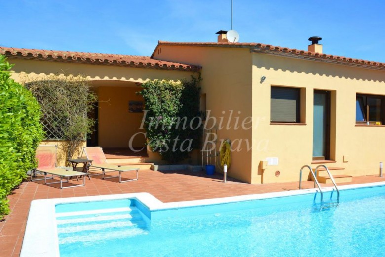 Casa independiente recién construida con piscina en venta en Residencial Begur 