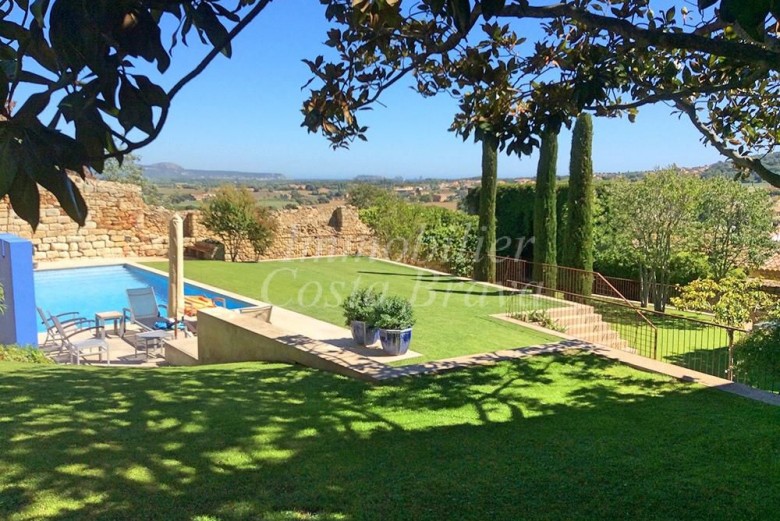 Spectacular rustic stone masia, surrounded by a nice flat garden for sale in Pals