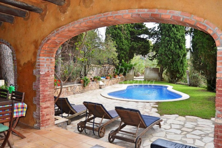 Très beau mas entouré d'un jardin boisé à vendre à Sa Riera, Begur