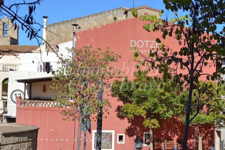 Charming rustic townhouse for sale in Begur with patio and terrace