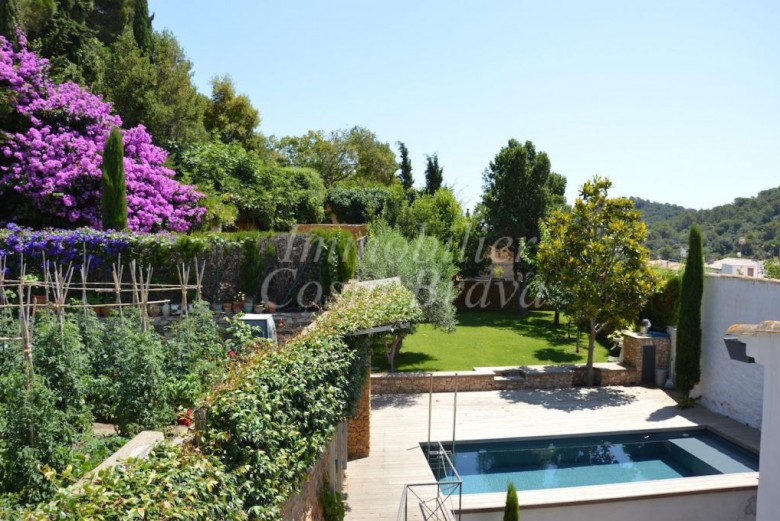  Exclusive rustic stone house for sale located in the centre of the beautiful village of Begur