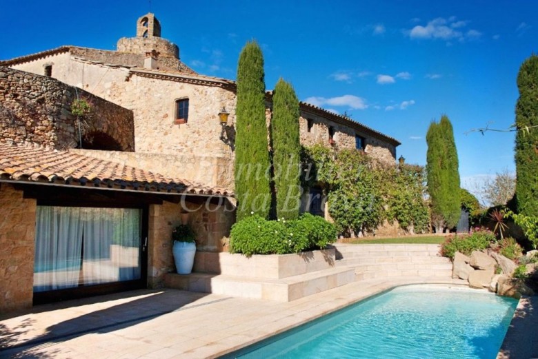 Fabuleuse maison seigneuriale avec piscine, places de parking et diverses terrasses et patio à vendre en plein coeur de Pals