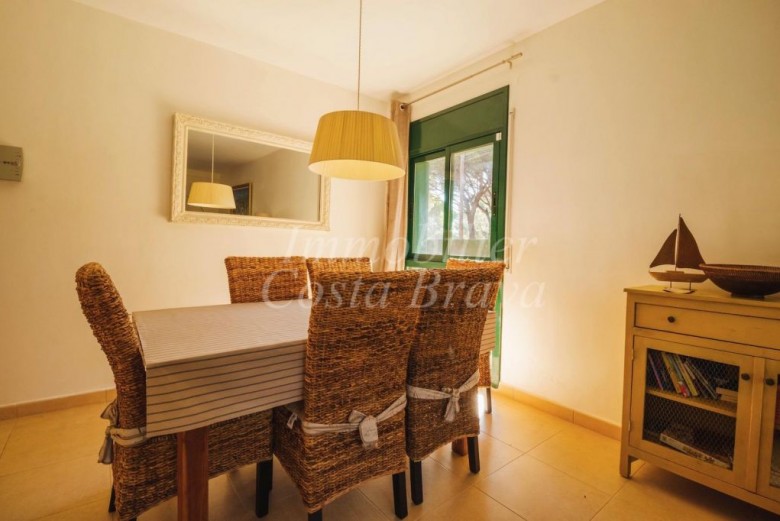 Bel appartement de RDC avec grand jardin privatif et piscine communautaire à vendre à Playa de Pals