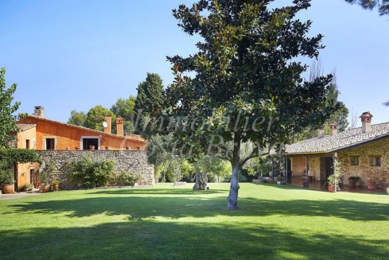 Beautiful masía oj 1.735 sqm, surrounded by  3.5 Ha of land for sale in Forallac 