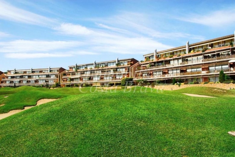 Piso en 1ª planta con magnificas vistas al golf, con piscina comunitaria en venta en Gualta